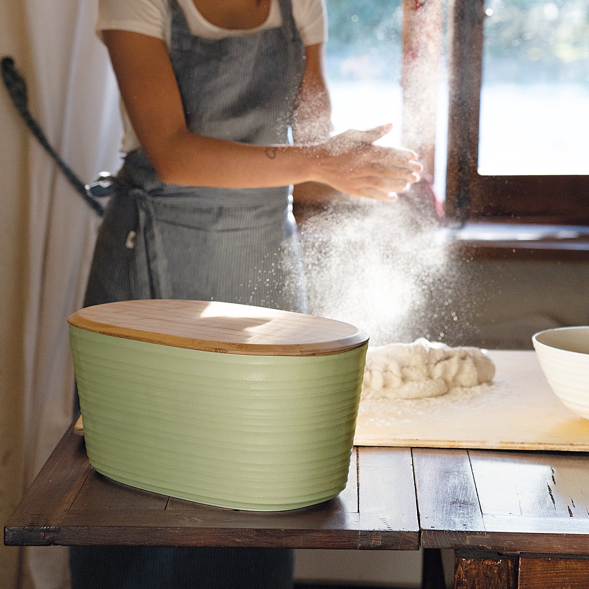 BREAD BIN WITH BAMBOO BREADBOARD TOP "TIERRA" - Image 8